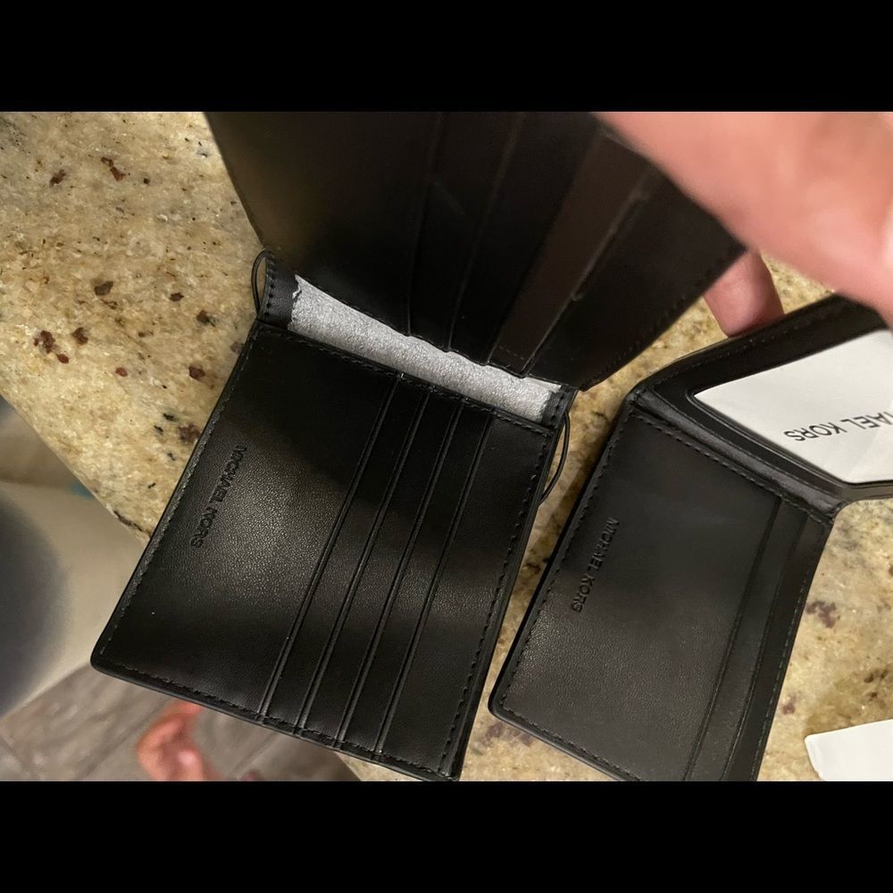 New 🧔🏽‍♂️ Mk mens gift set  double wallets - Picture 5 of 9